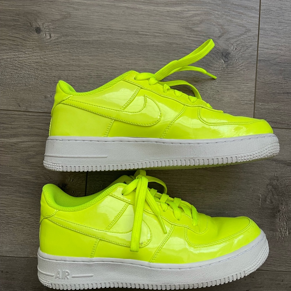 Nike Air Force 1 '07 LV8 UV "Volt" neon green sneakers